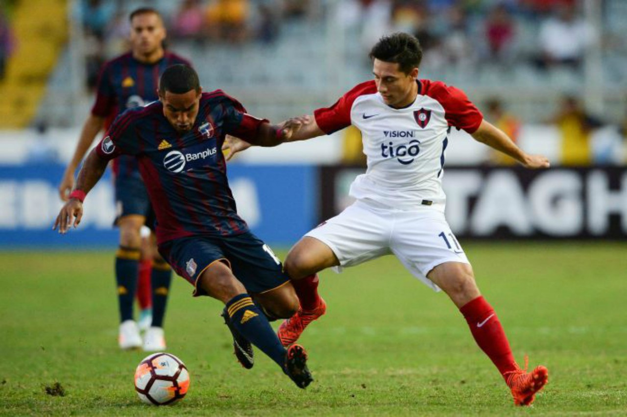 El equipo de Jhonny Ferreira cayó derrotado 0-2 ante el equipo paraguayo en el encuentro del Grupo 1 de la competición