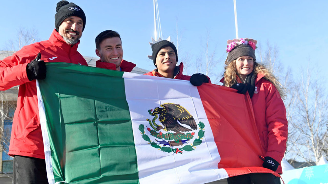 Cuatro atletas representarán a la nación centroamericana en Pyeongchang, desfilaron sonrientes y con hondearon el tricolor de su país