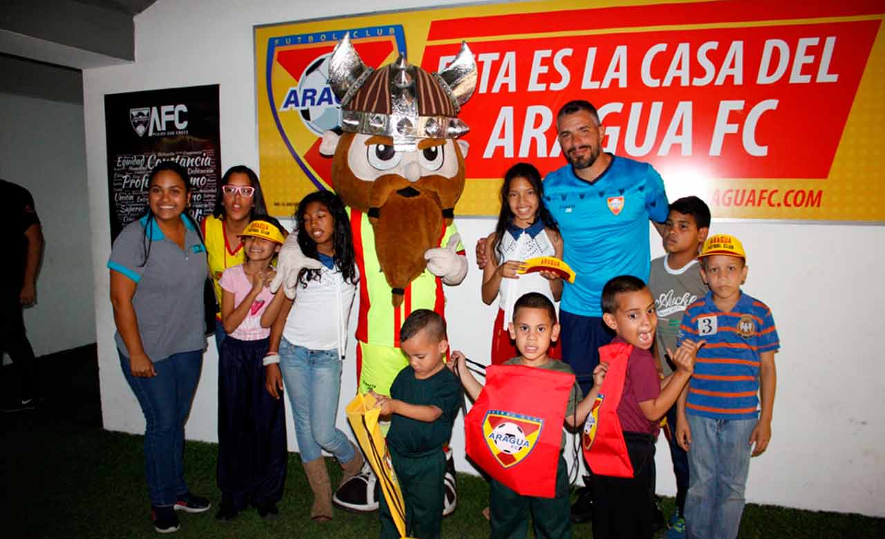 Niños de las Aldeas Infantiles SOS Venezuela disfrutaron de una tarde Aurirroja, al compartir con futbolistas en las instalaciones del club aragüeño