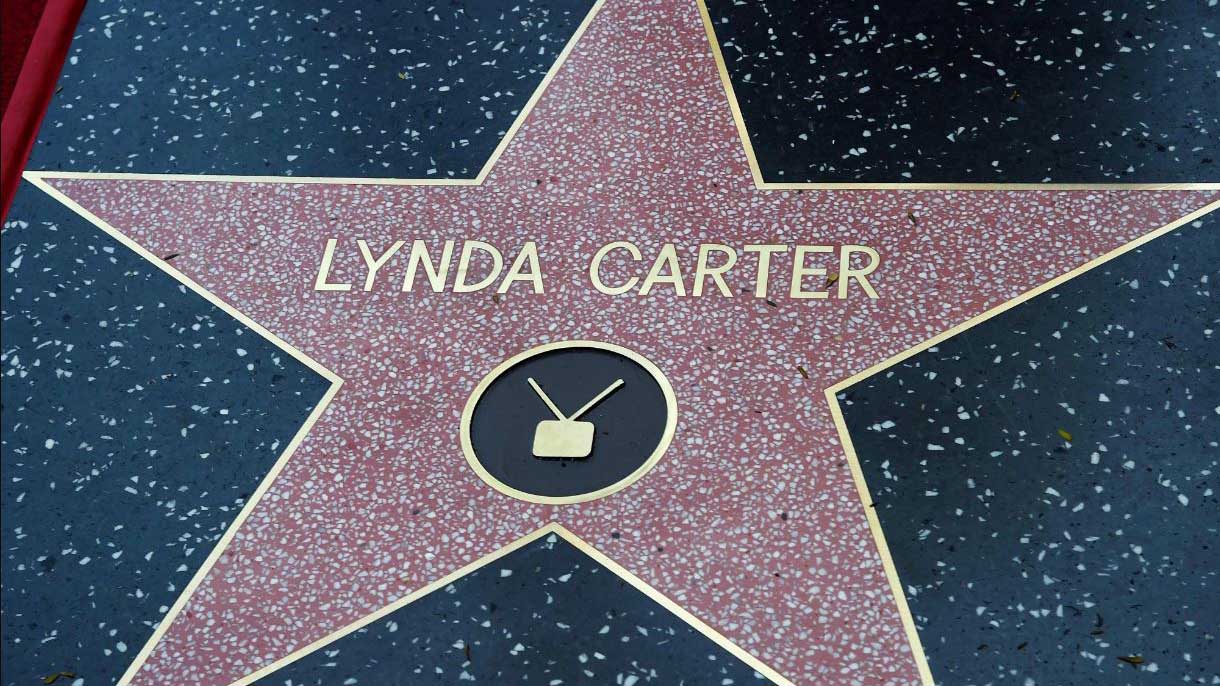 Lynda Carter ya tiene su estrella en el Paseo de la Fama