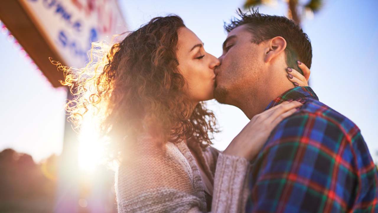En el marco del Día Internacional del Beso, entérate de los efectos positivos que ganas al besar