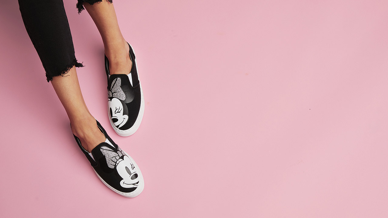 La diseñadora lanzó este jueves su nueva colección de calzado italiano basada en la iconografía de la ratona más afamada de Disney