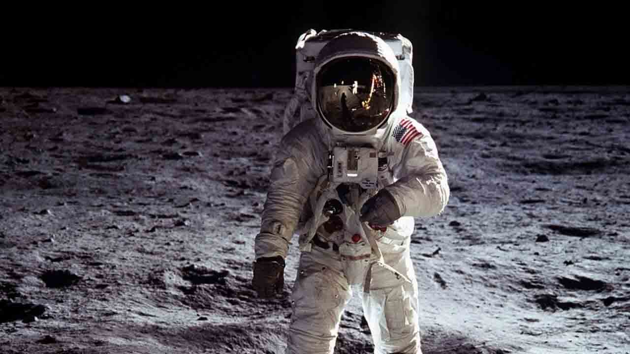 Un cosmonauta puede ganar de 63 mil dólares a 120 mil por año dependiendo del rango que tenga y va distribuido de novato a veterano
