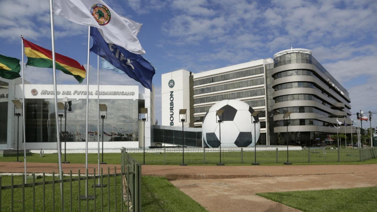 El presidente del organismo, Alejandro Domínguez entregó una carta formalmente a la FIFA para solicitar que adelanten la propuesta de elevar los cupos mundialistas