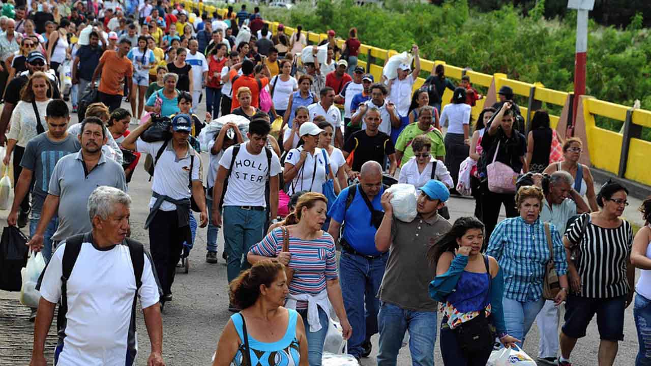 el sumario - El Gobierno brasileño inició el proceso de interiorización de inmigrantes venezolanos que se encuentra en el estado fronterizo para mejorar su calidad de vida