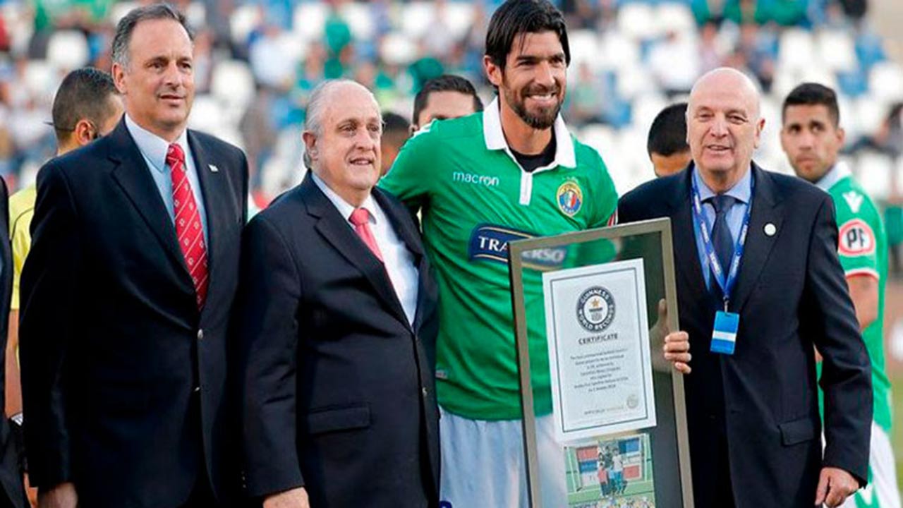 Sebastián Abreu fue galardonado por la organización al establecer un récord como el jugador que ha formado parte la mayor cantidad de equipos