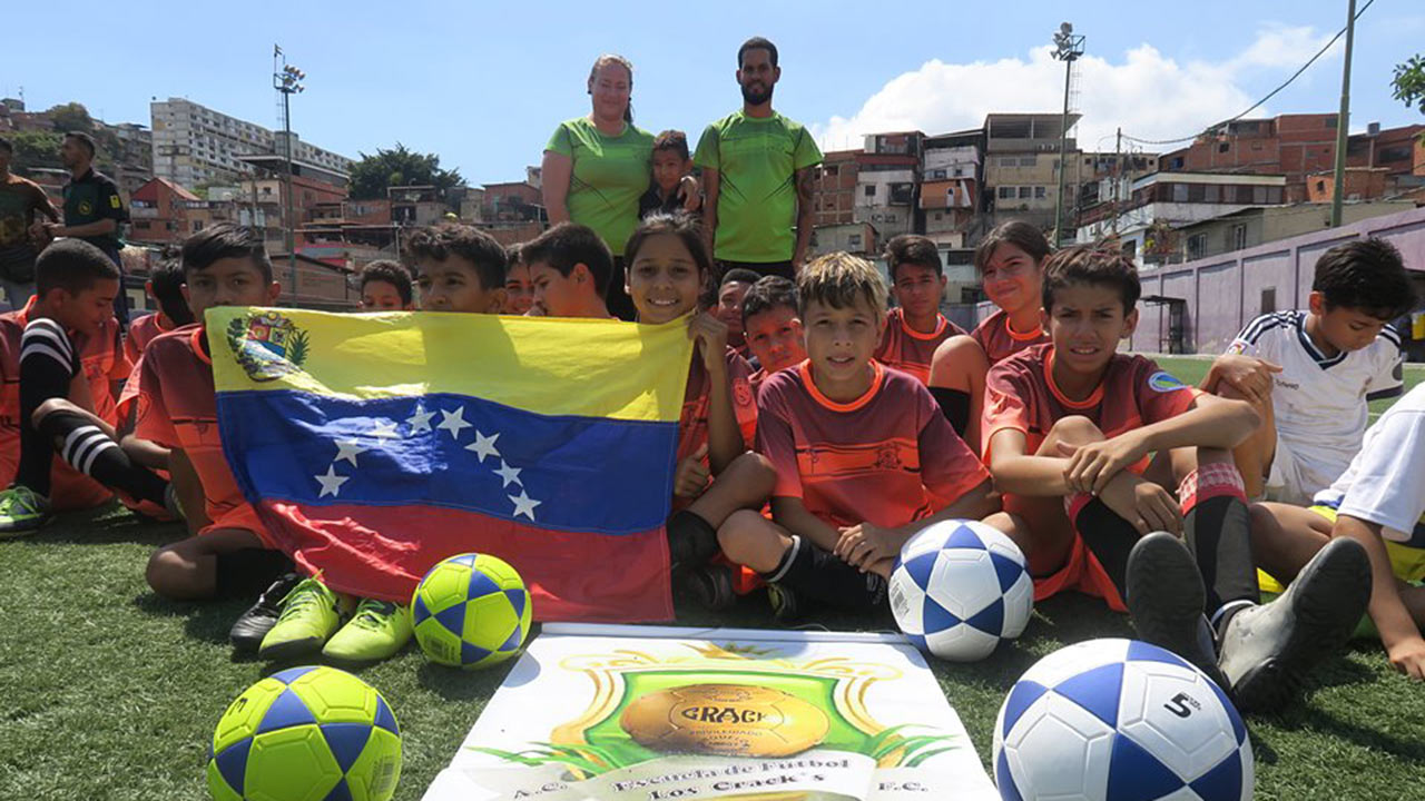 Aproximadamente 320 niños que forman parte de cuatro escuelas de de esta disciplina fueron beneficiados con el aporte
