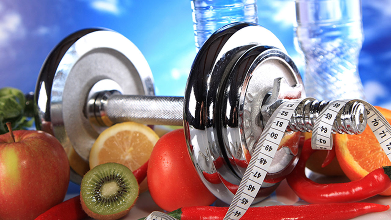 La nutricionista indicó que para subir de peso se debe aumentar la masa muscular más que la grasa, y para perder kilos recortar 500 calorías por día