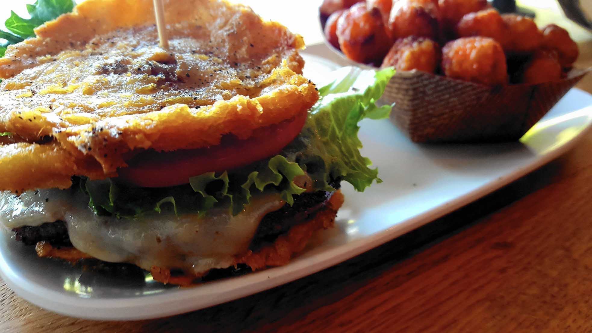El Sumario - Es una hamburguesa que en vez de cubrirse con pan se hace con plátanos verdes fritos, dándole todo el sabor latino posible a un plato que se sirve en Pincho Factory