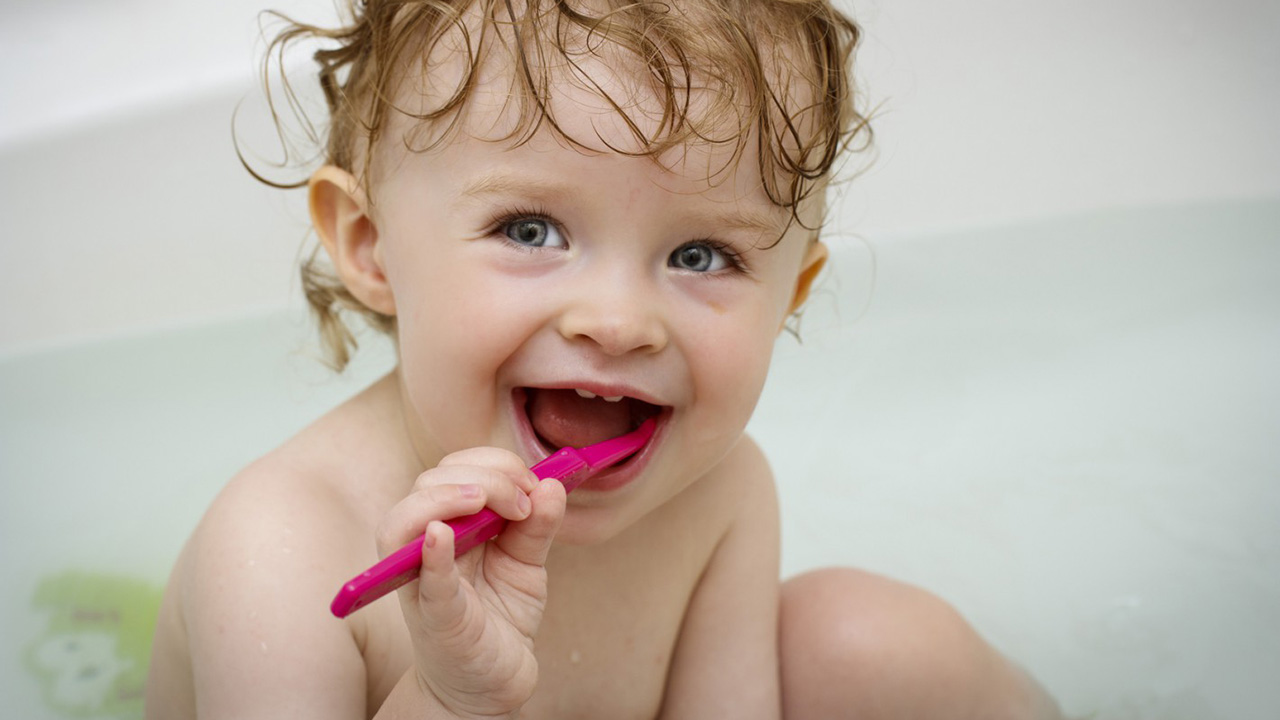 El Sumario - Es importante inculcar a los niños una limpieza bucal adecuada desde que sus primeros dientes de leche brotan para garantizar una rutina de higiene desde temprana edad