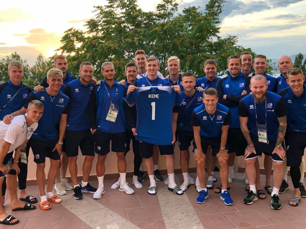 Equipo de Islandia homenajeó a su portero de 32 años
