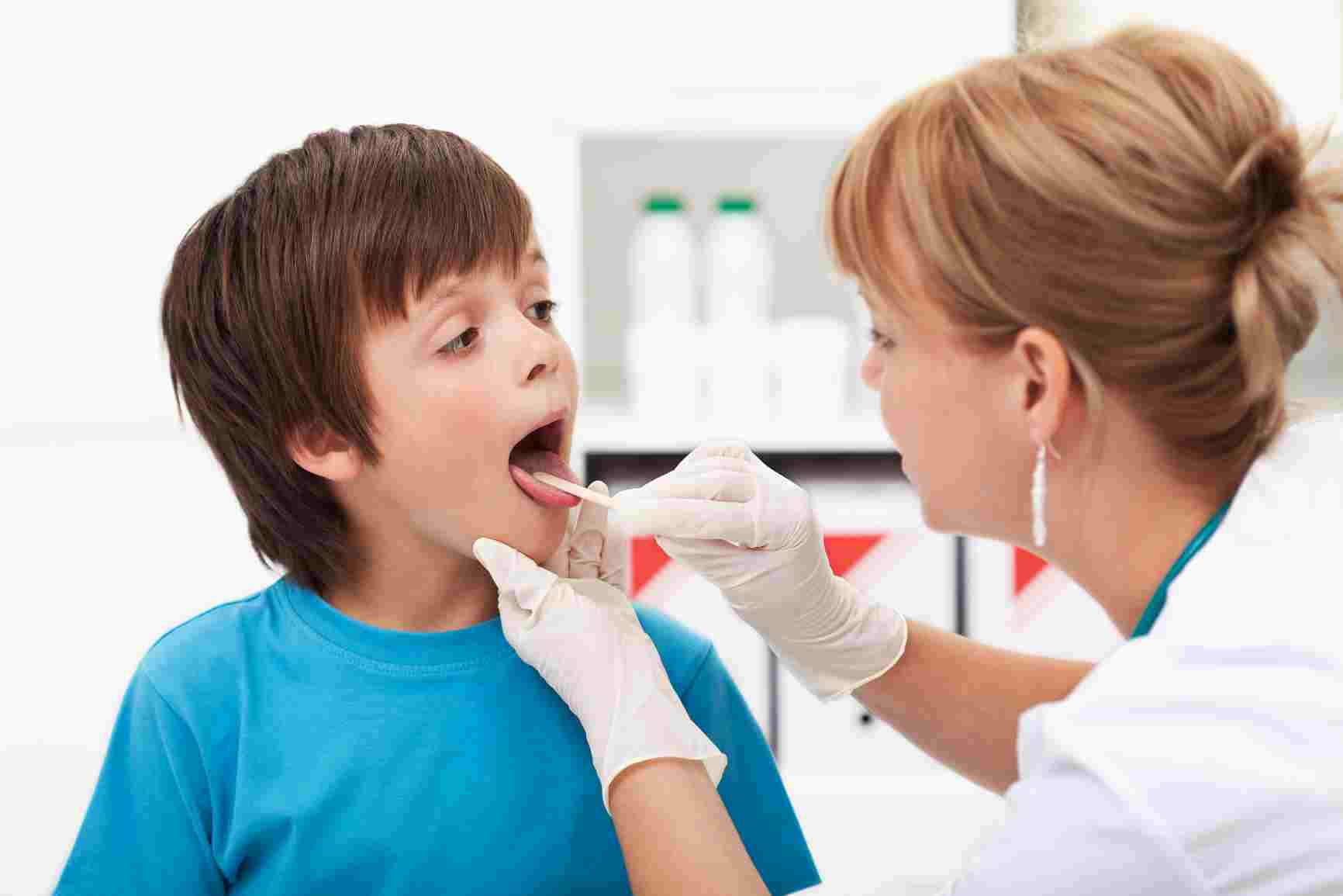El Sumario - Un análisis reveló que los médicos deben abstenerse de anunciar cuando se va a inyectar a un niño pues la mente los condiciona para sentir mayor impresión