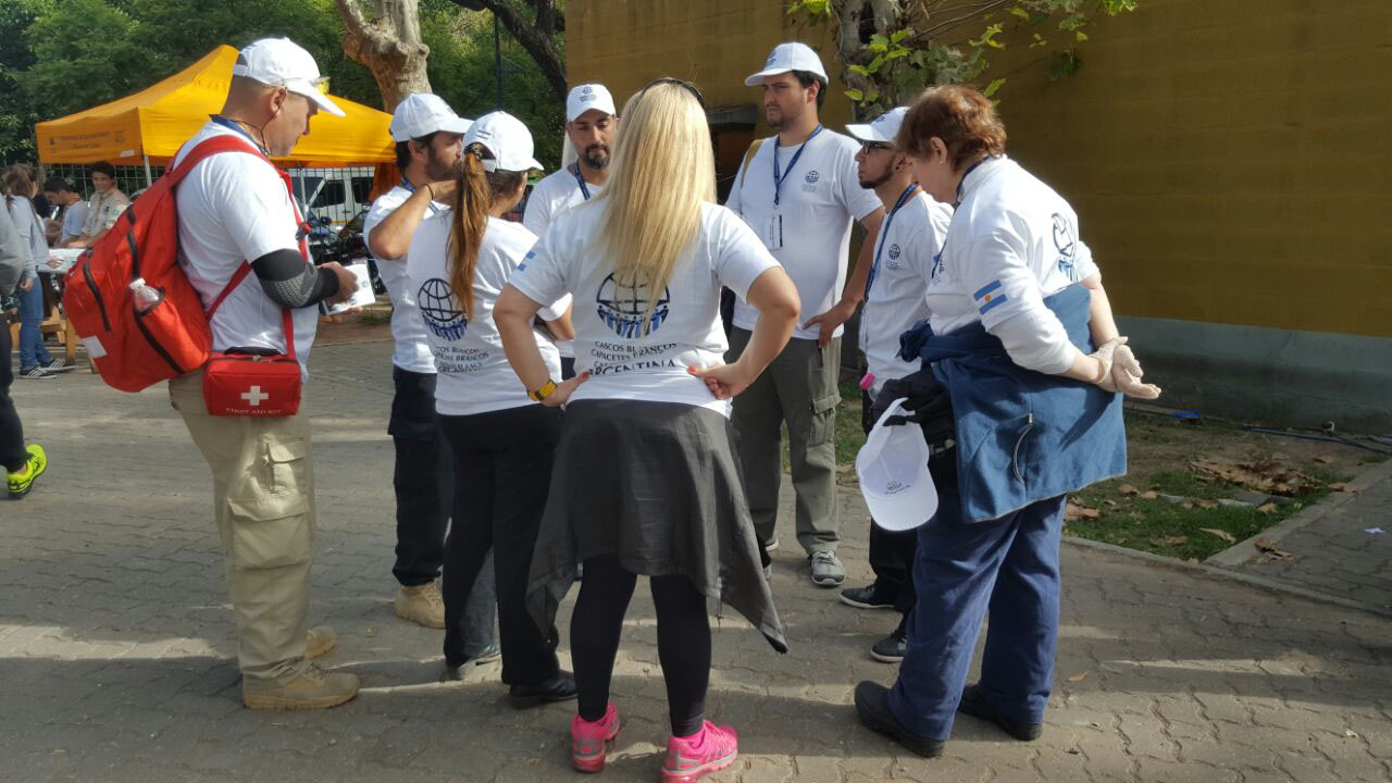 Cascos blancos entregan donativos a Venezolanos