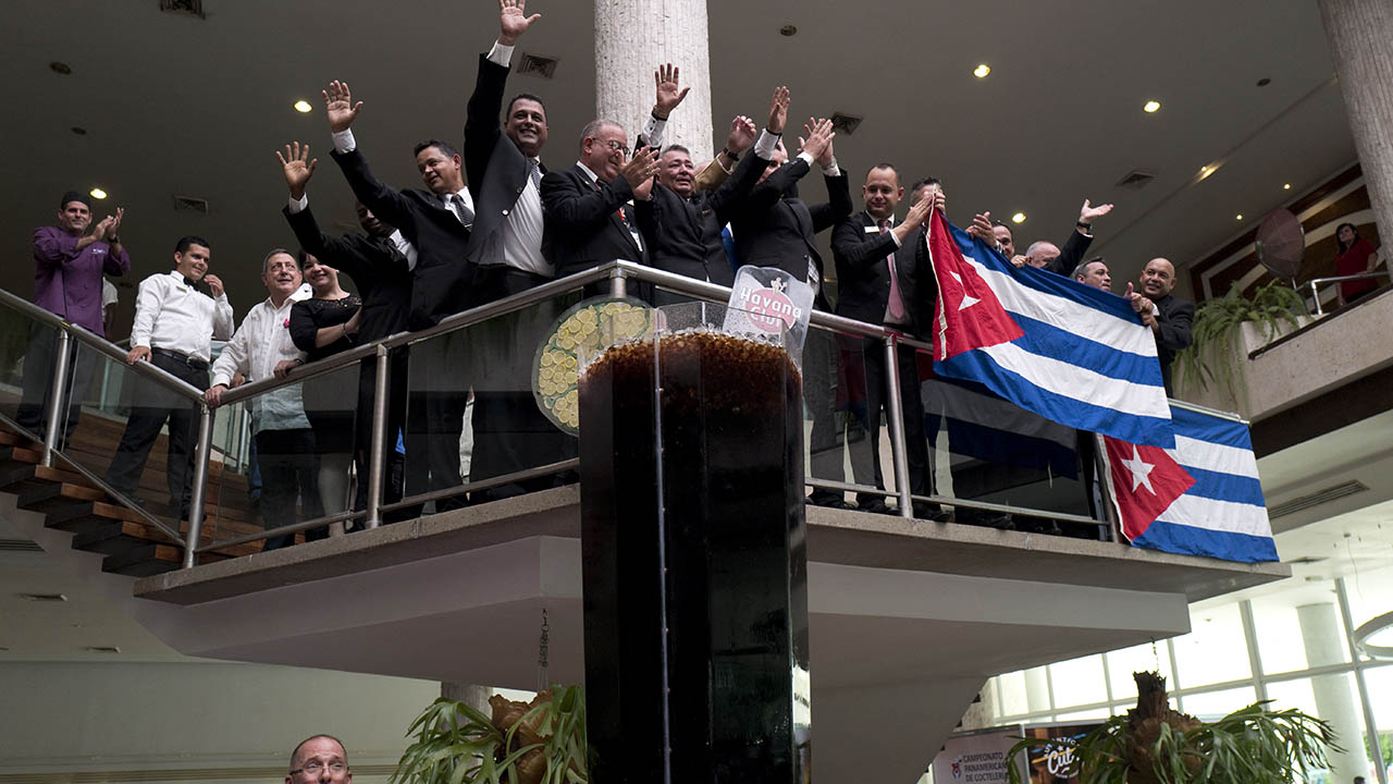 elsumario - Decenas de personas se reunieron para ver la preparación de la bebida que se llevó 108 botellas de ron Havana Club 3 Años más 200 litros del refresco cubano TuKola