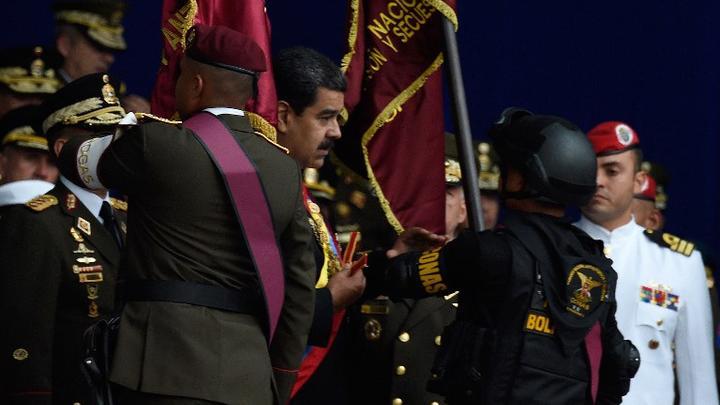 Evacúan a Maduro por situación irregular en acto militar