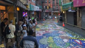 El Sumario - La calle Doyers ubicada en Chinatown en Manhattan se prestó para el artista Chen Dongfan plasmara flores y dragones de múltiples colores en el asfalto