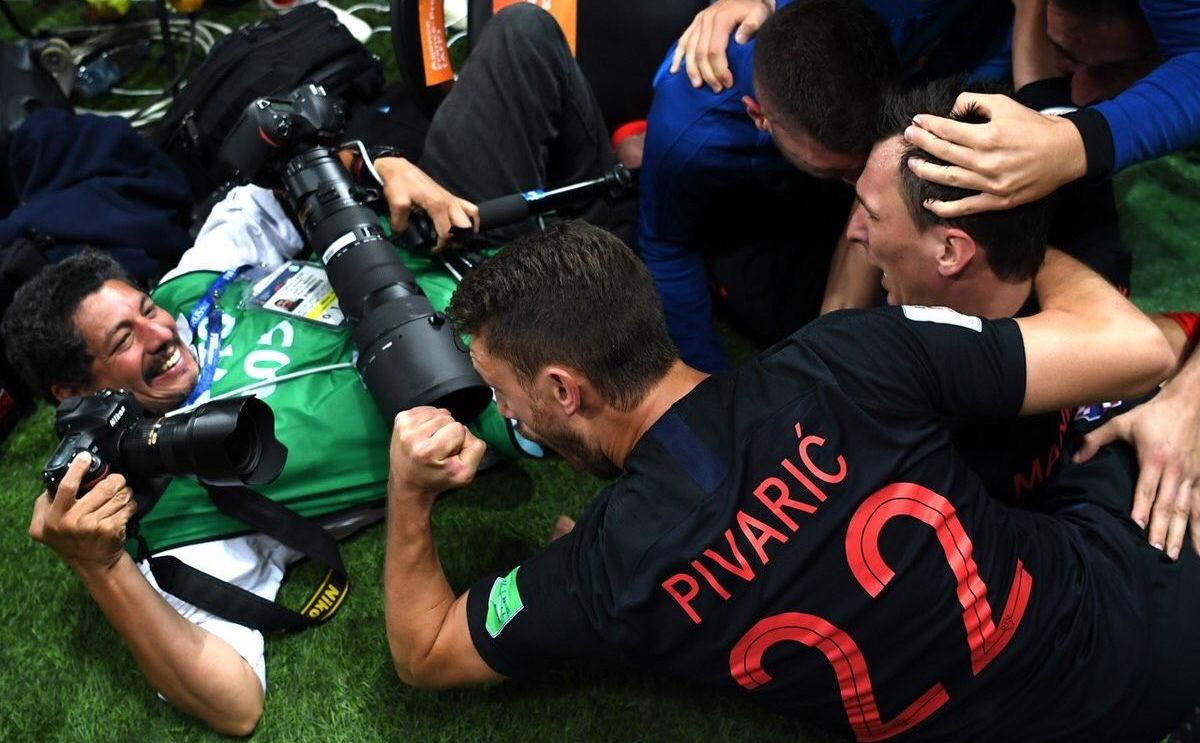 El fotoperiodista se hizo famoso luego que los jugadores croatas le “cayeran encima” tras anotar el gol que les dio el pase a la final de Rusia 2018