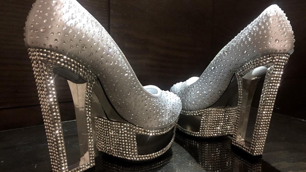 Los zapatos femeninos fueron puestos a la venta en el hotel Burj Al Arab de la ciudad árabe