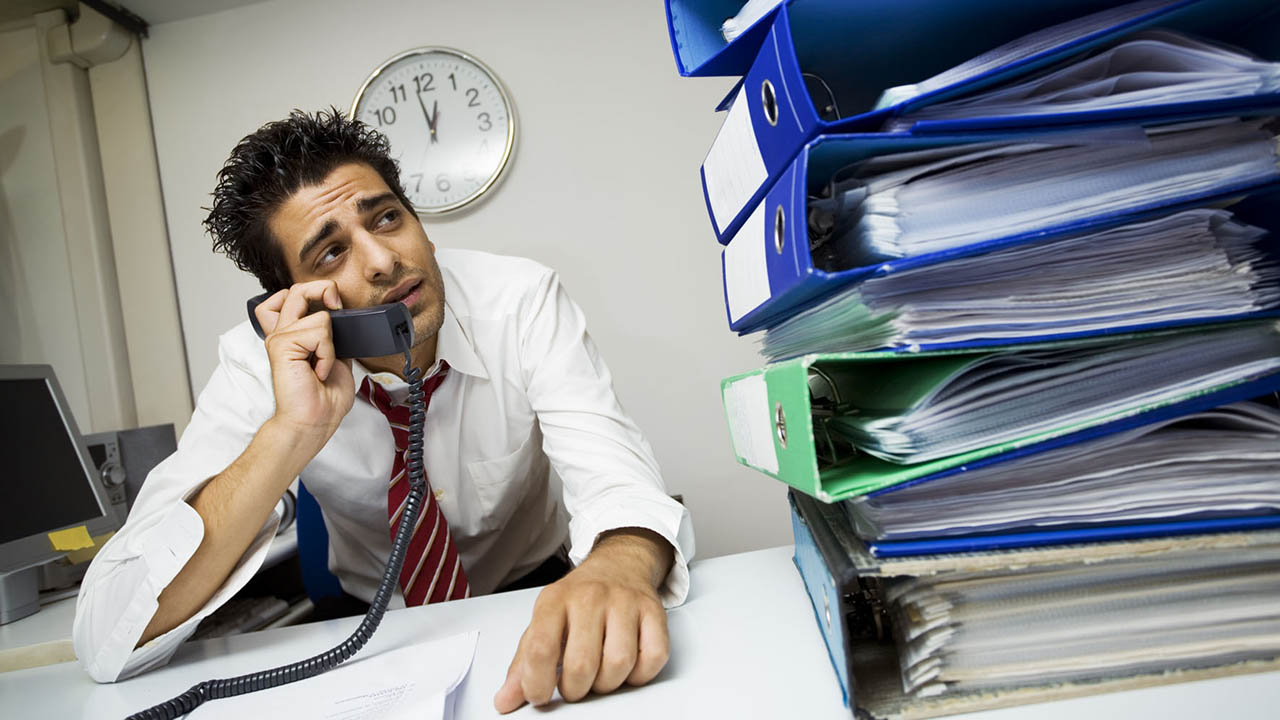 La investigación dice que el exceso de horas de trabajo causa fatiga y estrés físico o mental, por lo que se recomienda reducirla