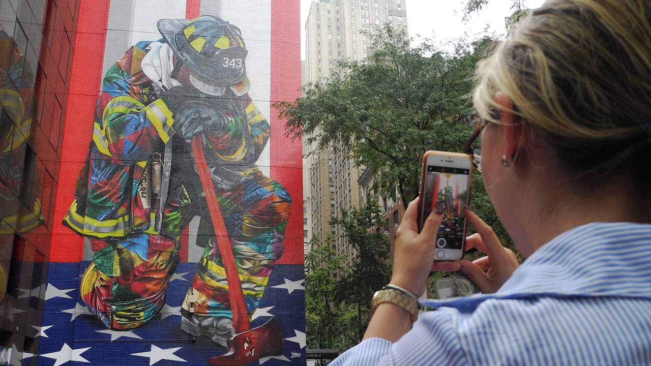 La obra es de la autoría del artista brasileño Eduardo Kobra y se titula "The Braves of 9/11" (Los Valientes del 9/11)