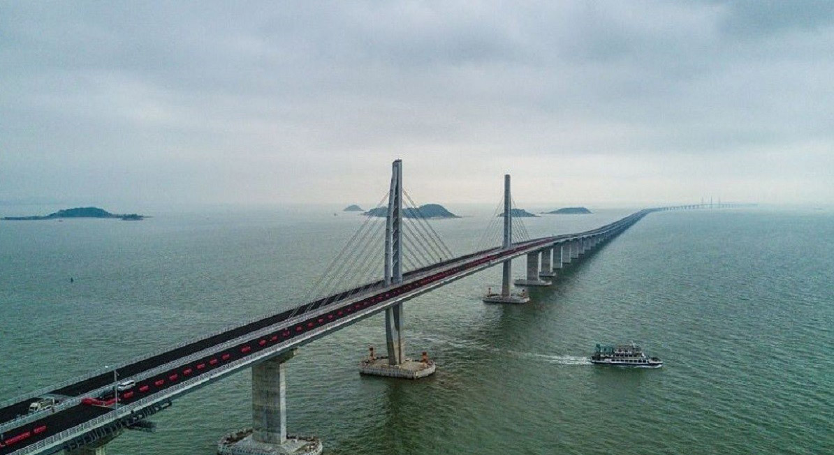 La obra cuenta con una distancia de 55 kilómetros sobre el mar y tiene como propósito unir Guangdong, Hong Kong y Macao
