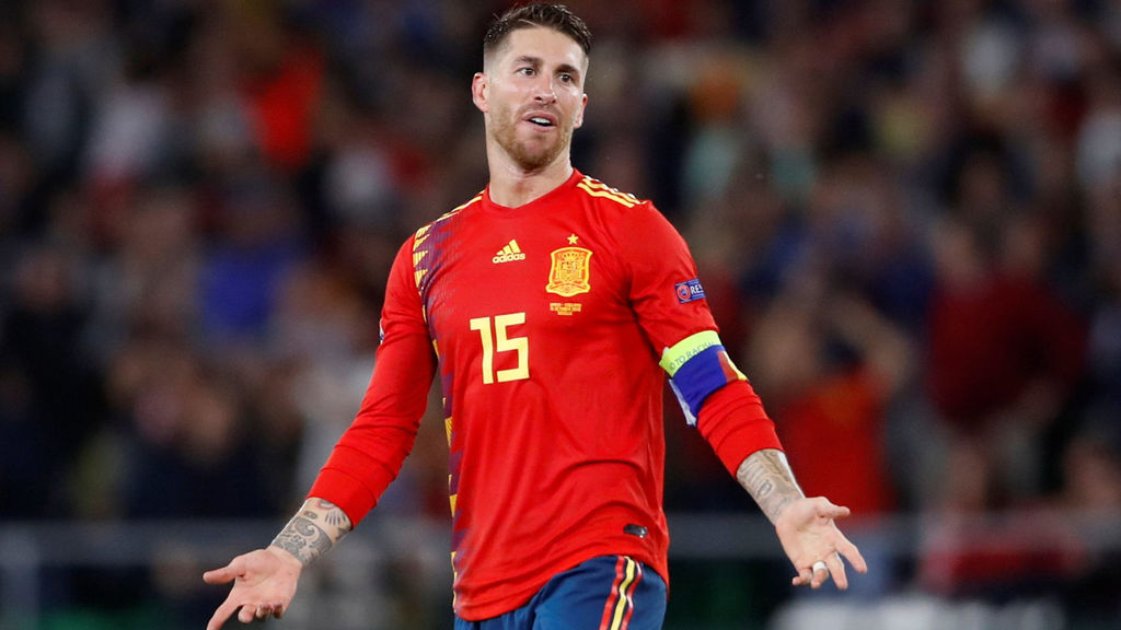 El central español publicó un video en su cuenta de Twitter en el que aclara la polémica en el partido contra Inglaterra