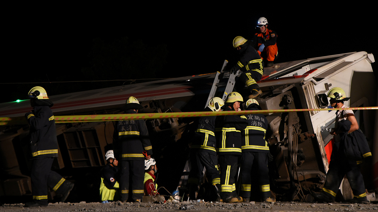 Dieciocho personas murieron y 171 resultaron heridas cerca de Taipéi después de que un tren expreso sufriera un descarrilamiento