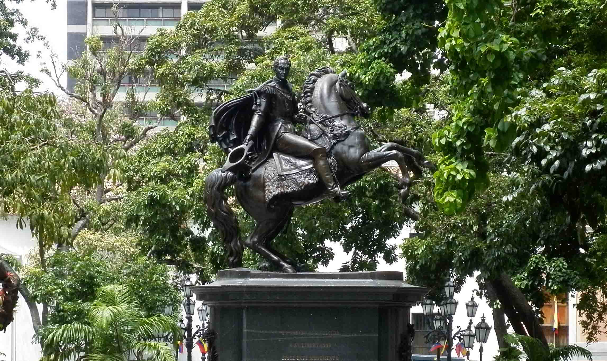 El Sumario - La estatua fue esculpida en bronce, con una aleación de 90% de cobre y cuenta con una altura de 4 metros que representa a Bolívar sobre un caballo erguido en sus patas traseras