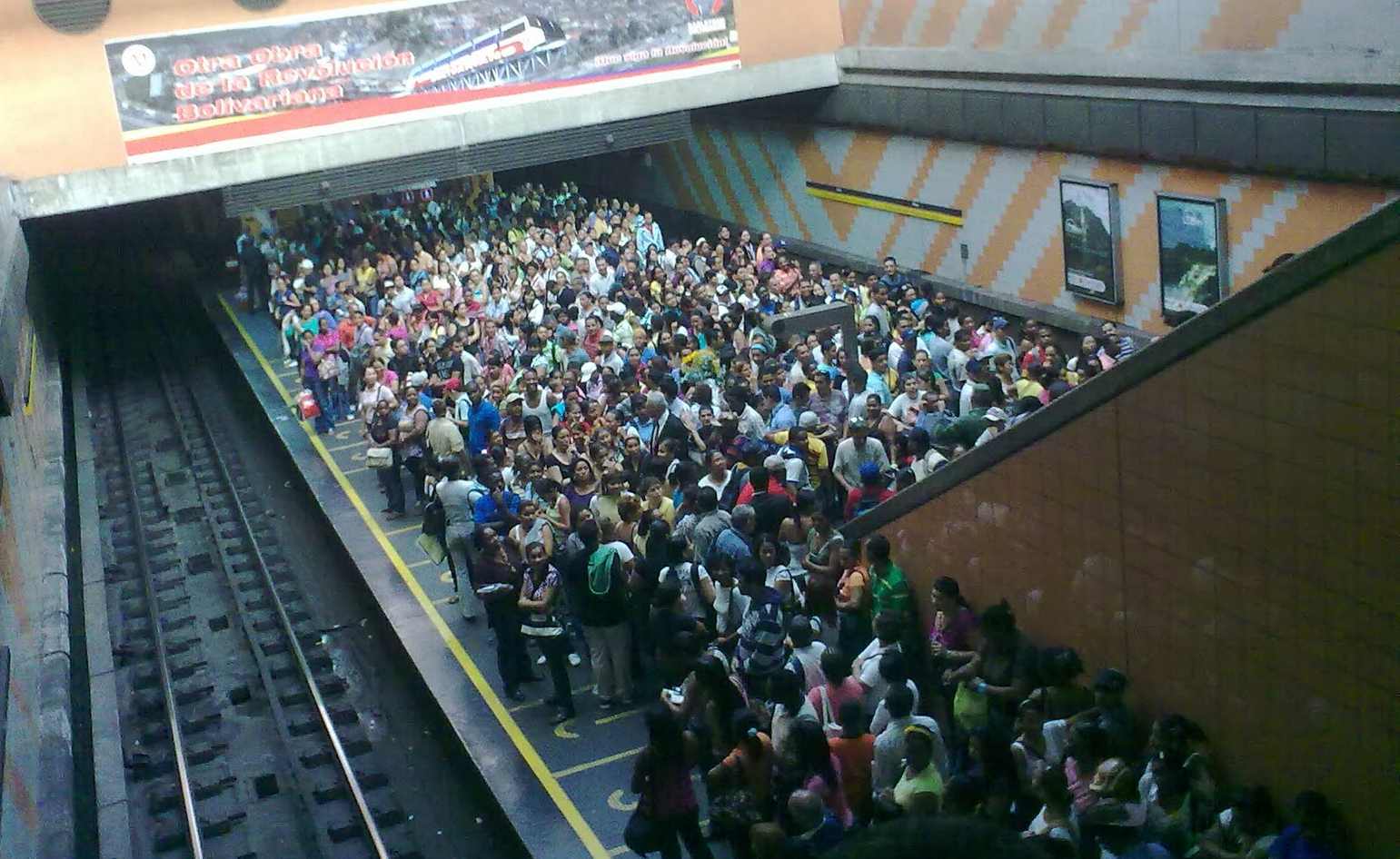 El Sumario - Debido a un tren con fallas en la estación Parque Carabobo el sistema subterráneo presentó fallas en la línea 1 durante la mañana