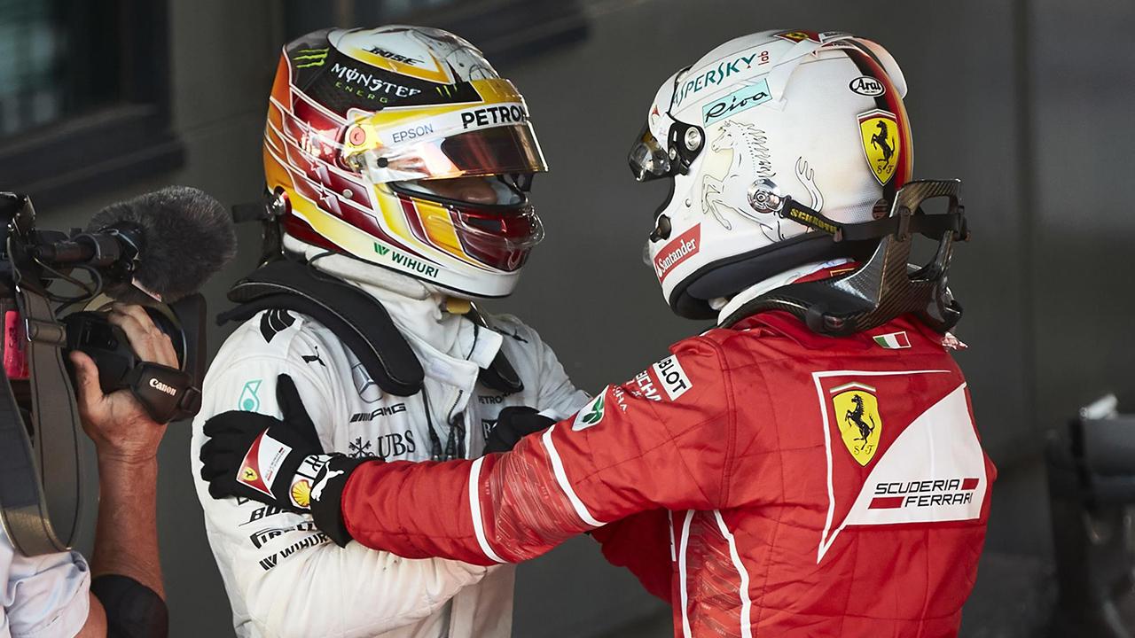 El piloto alemán felicitó a su rival de Mercedes, quien ganó el domingo la carrera final del año en Abu Dabi