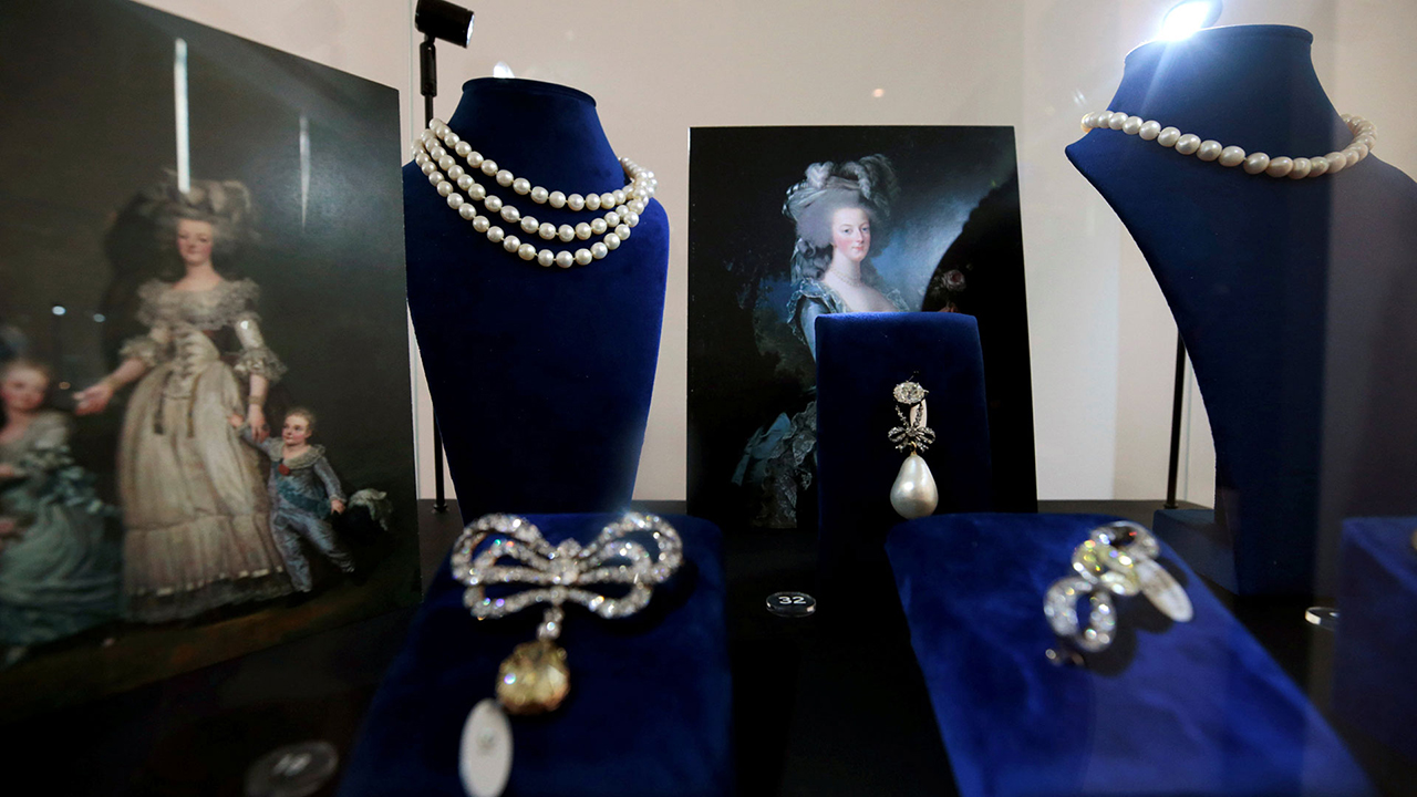 Entre las prendas están broche de diamantes con una gran perla, un collar de perlas de tres vueltas y un anillo