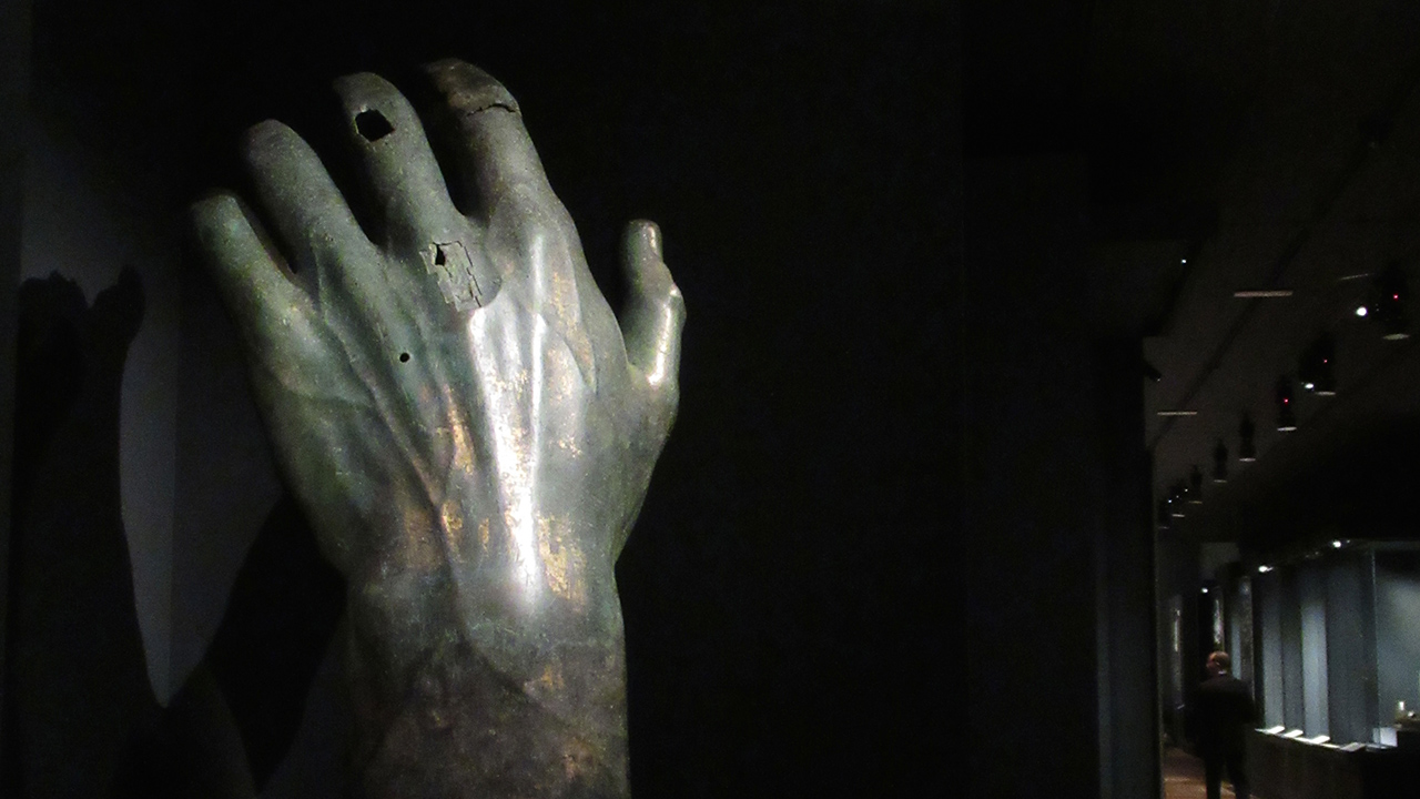 Entre las obras figura la mano del emperador romano Constantino I el Grande, un préstamo de los Museos Capitolinos en Roma