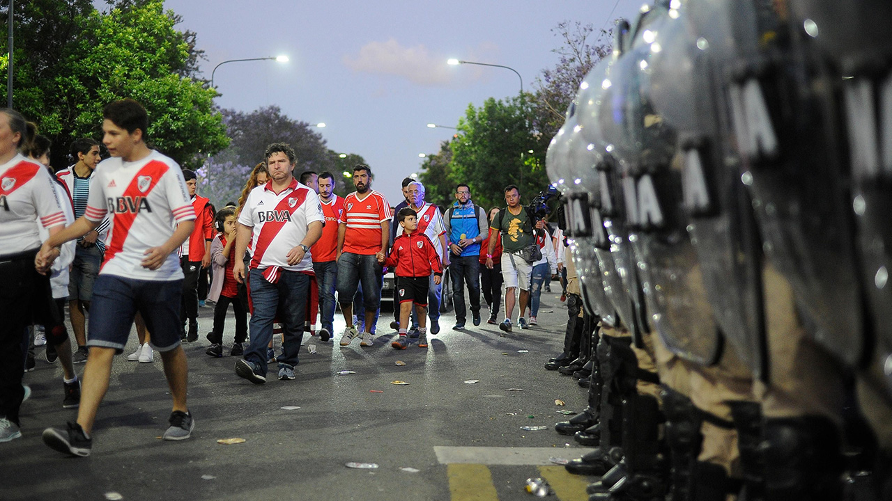 Los altercados ocurridos el fin de semana en Buenos Aires, obligaron a suspender la vuelta de la final ante Boca Juniors