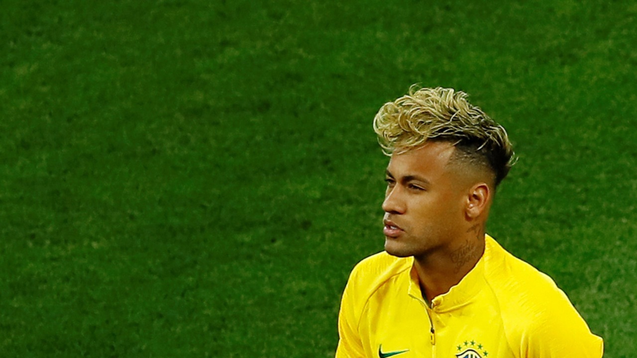 El delantero brasileño del Paris Saint-Germain luce en la parte superior de la cabeza unas largas rastas rubias que forman un moño