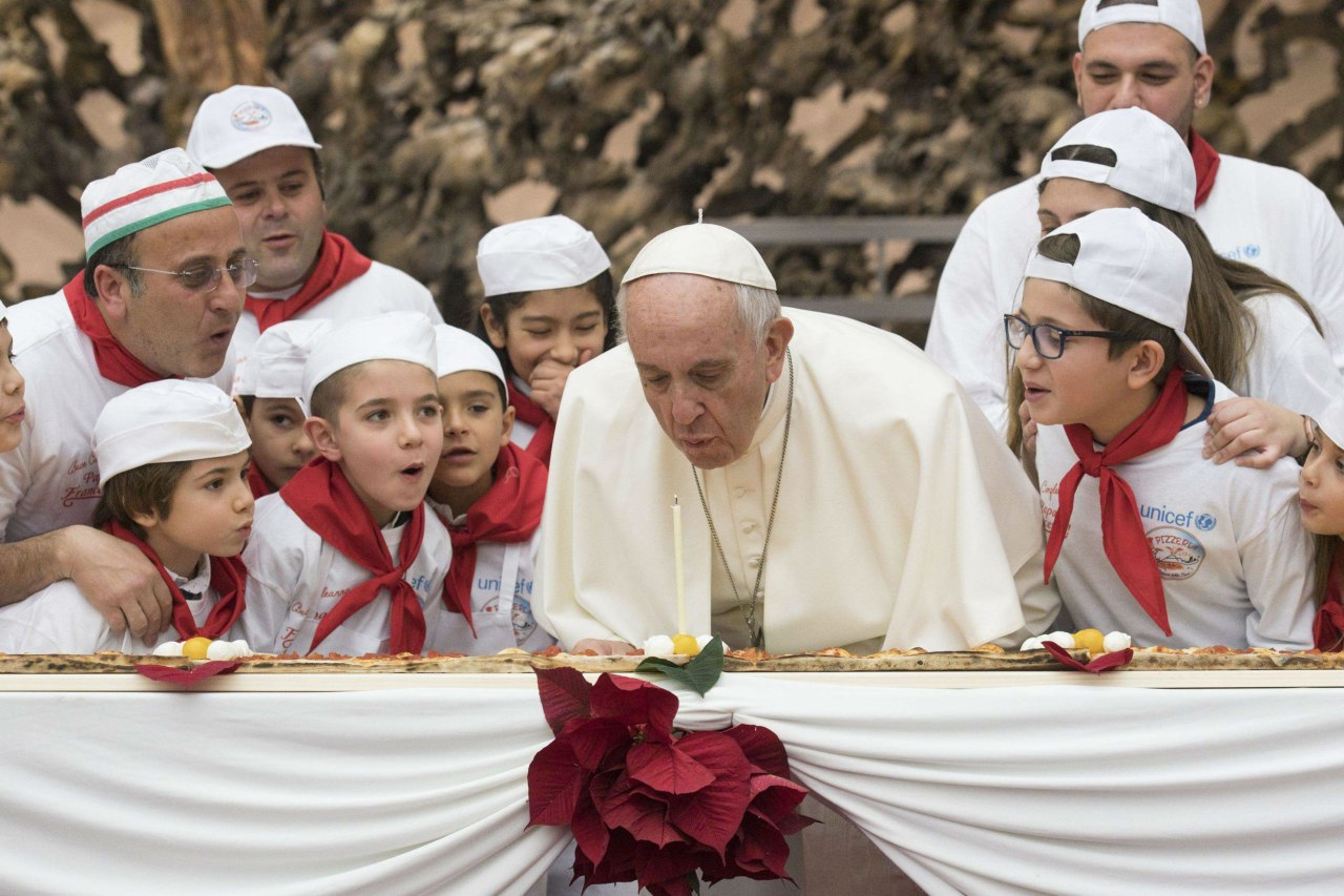 El obsequio lo realizó un grupo de niños que acude a un dispensario pediátrico situado en el Vaticano