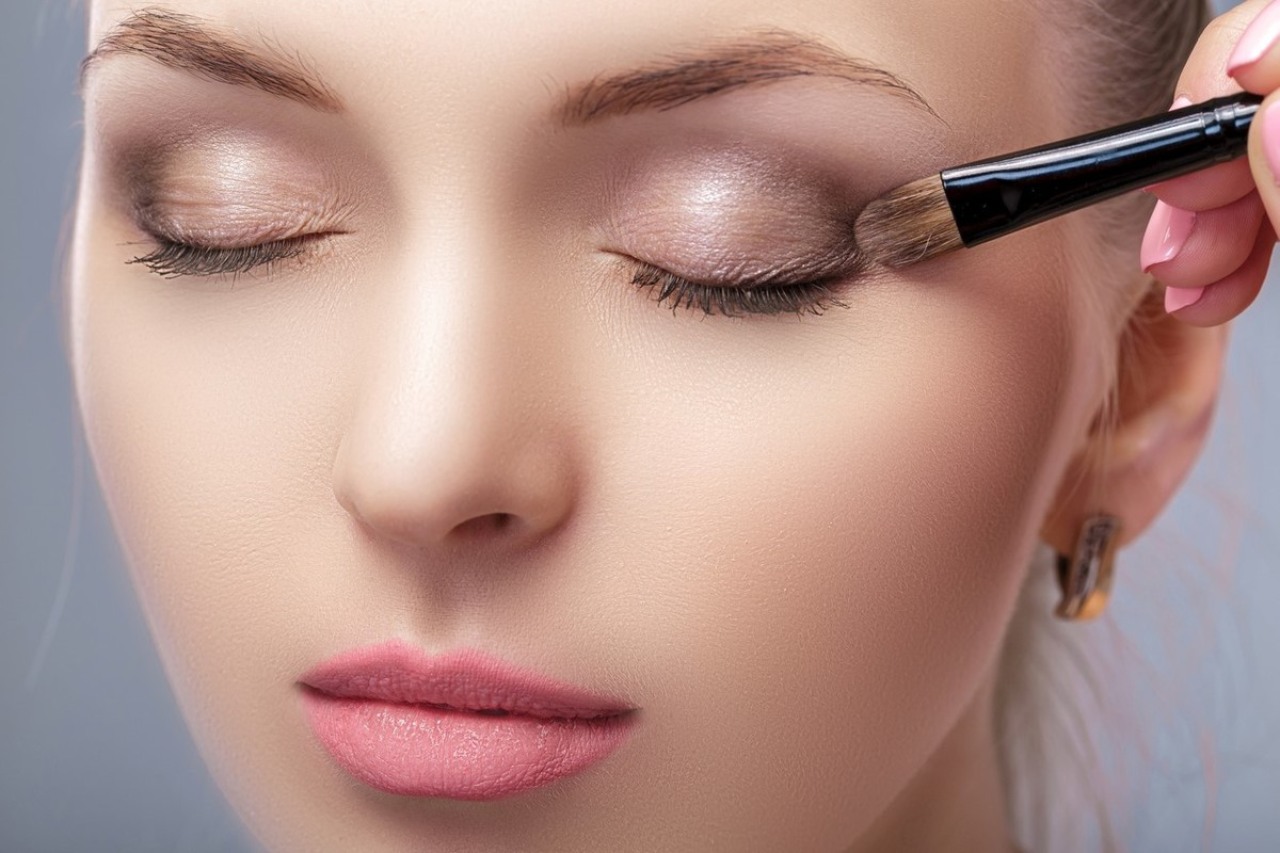 Especialistas en materia de belleza recomiendan mantener un equilibrio entre el tono del labial y la sombra de los ojos