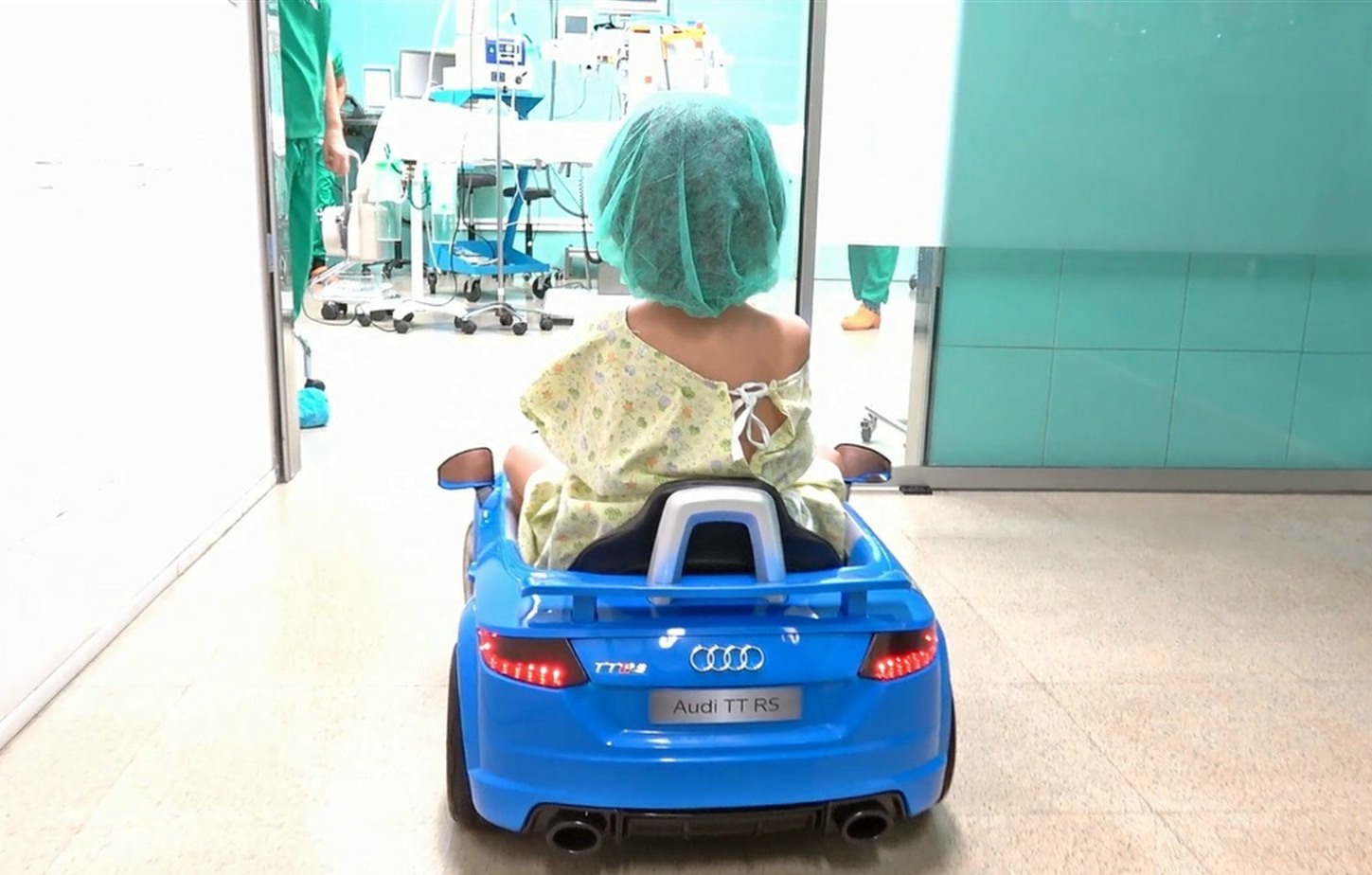 El Sumario - El Hospital Parc Taulí de Sabadell traslada a los niños hasta el quirófano subidos en un auto para que las risas puedan más que los nervios