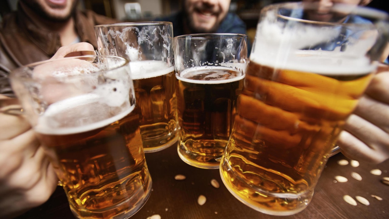 Un estudio alemán arrojó que aquellos que toman la bebida alcohólica se desenvuelven mejor en el habla