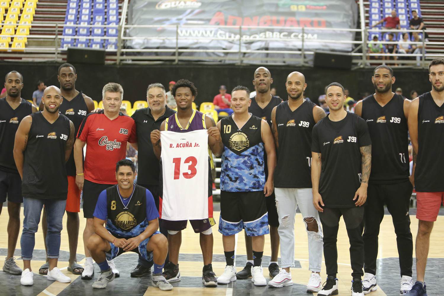 Ronald Acuña y su academia de béisbol participaron en el evento donde el Grande Liga recibió una camiseta oficial del quinteto larense