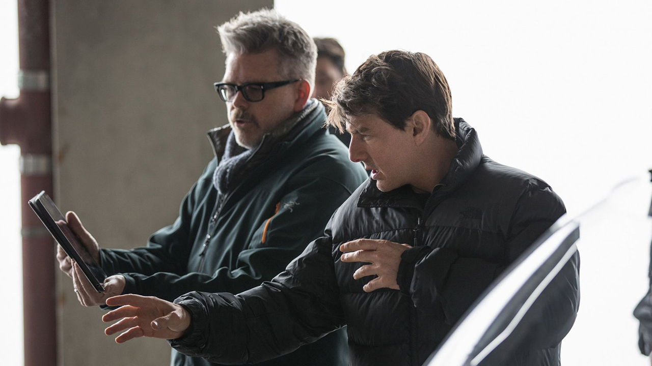 El guionista y director estará de nuevo al mando de las próximas dos producciones de la franquicia del superespía