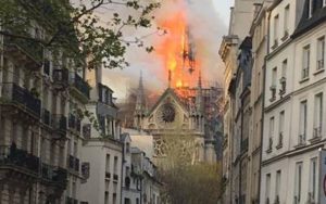 El mundo entero manifiesta su pesar por incendio en Notre Dame