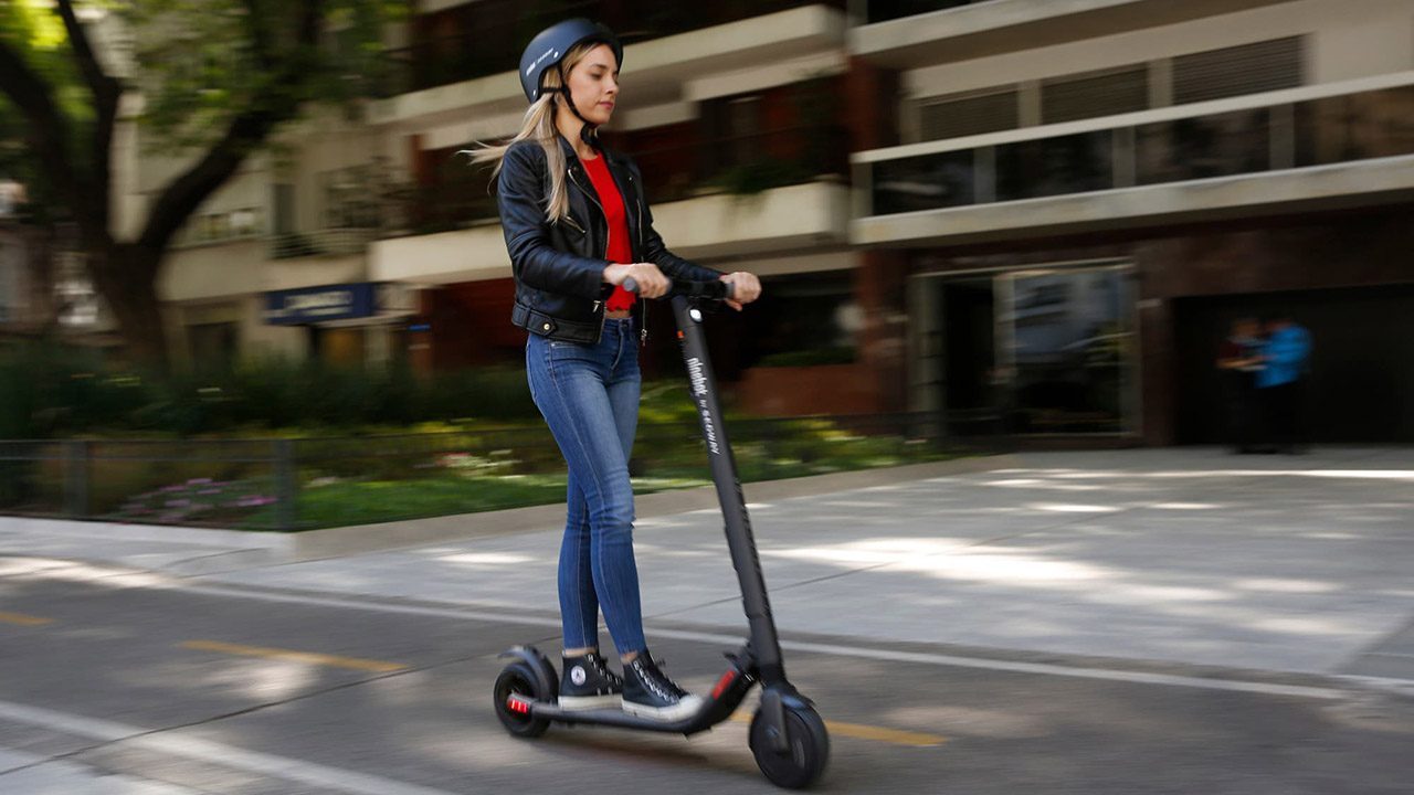 Varias empresas recibieron a fines de la semana pasada los permisos de autorización para operar los e-scooters y los distribuyeron por diversos sectores de la ciudad