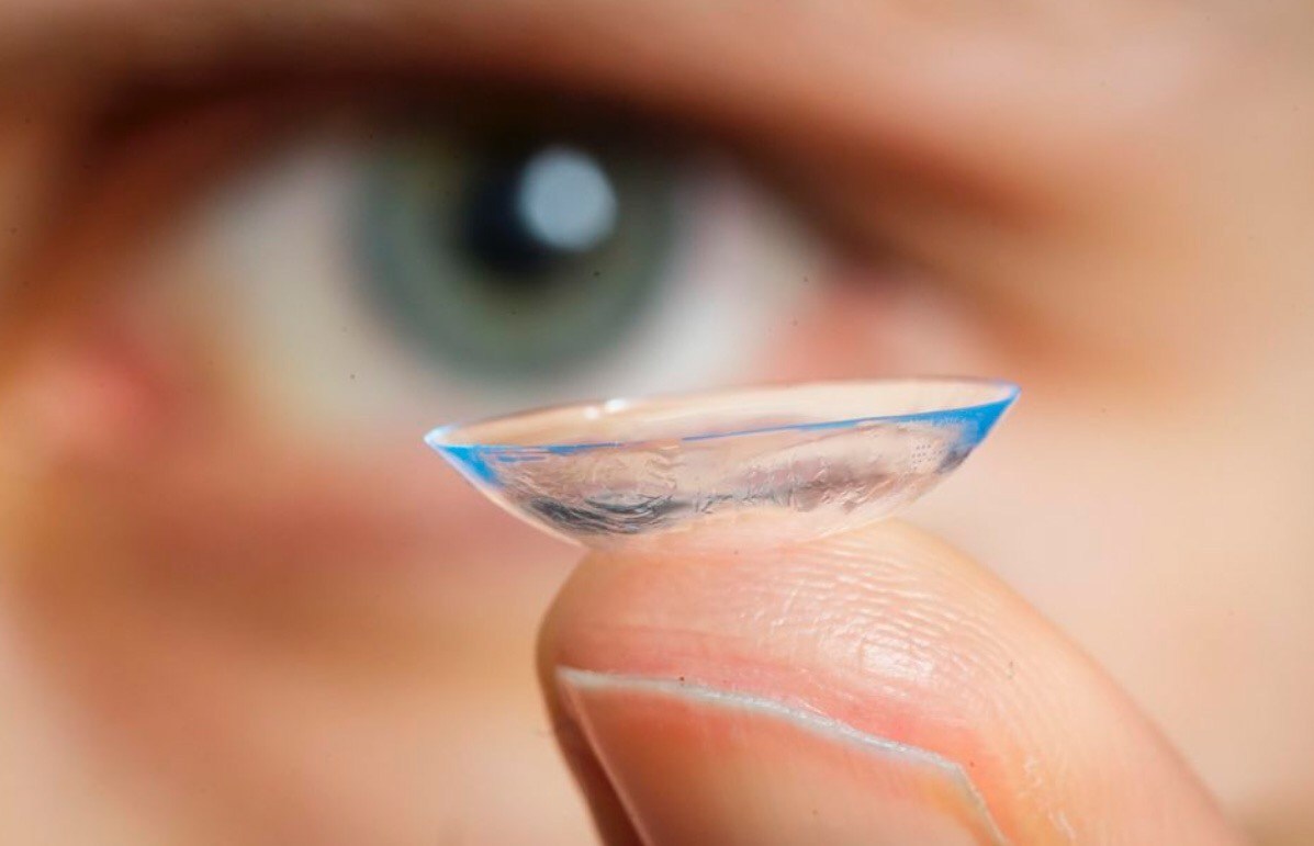 Científicos desarrollan lente de contacto que proyecta imágenes