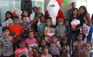 FY y Santa con niños de los trabajadores de la UCAB