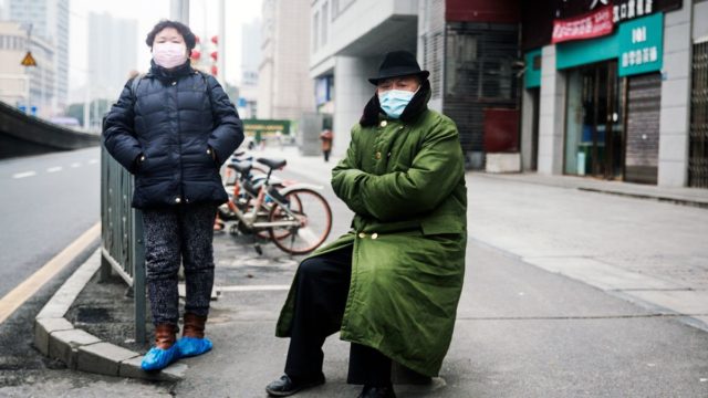 El experto Zhong Nanshan destacó que probablemente el virus no fue consumido sino inhalado por las personas