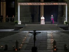Papa Francisco presidió emotivo Vía Crucis en una Plaza vaticana desierta