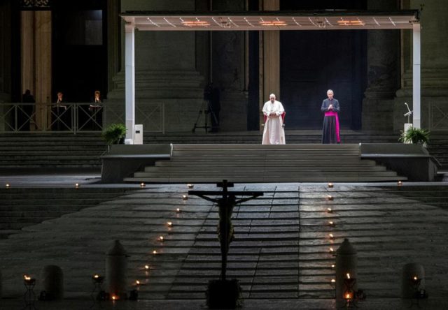 Papa Francisco presidió emotivo Vía Crucis en una Plaza vaticana desierta