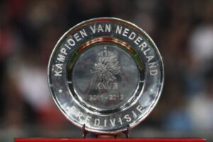 Países Bajos recula y piensa permitir el regreso del fútbol