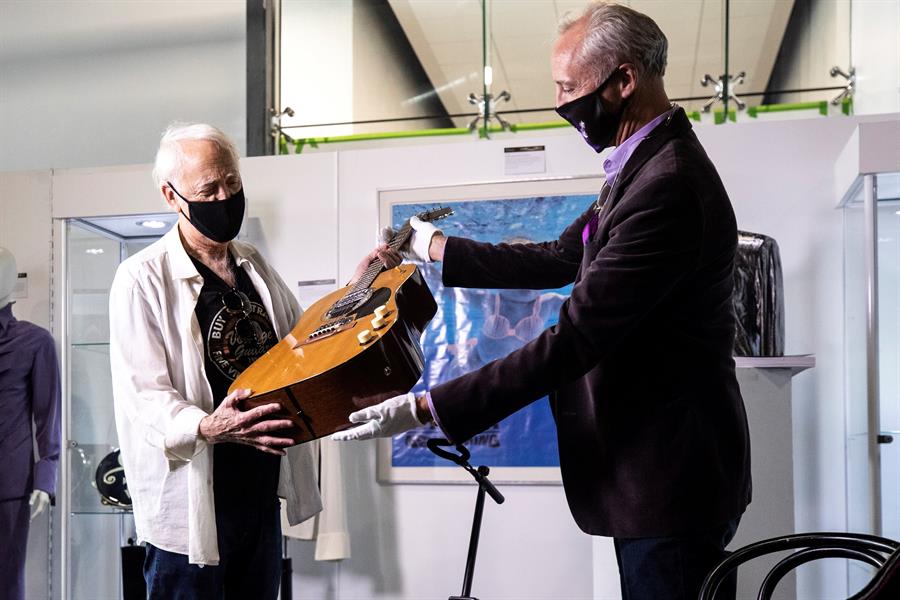 Subastan guitarra de Kurt Cobain por 6 millones de dólares