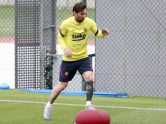 Messi salta al césped en el entrenamiento del FC Barcelona